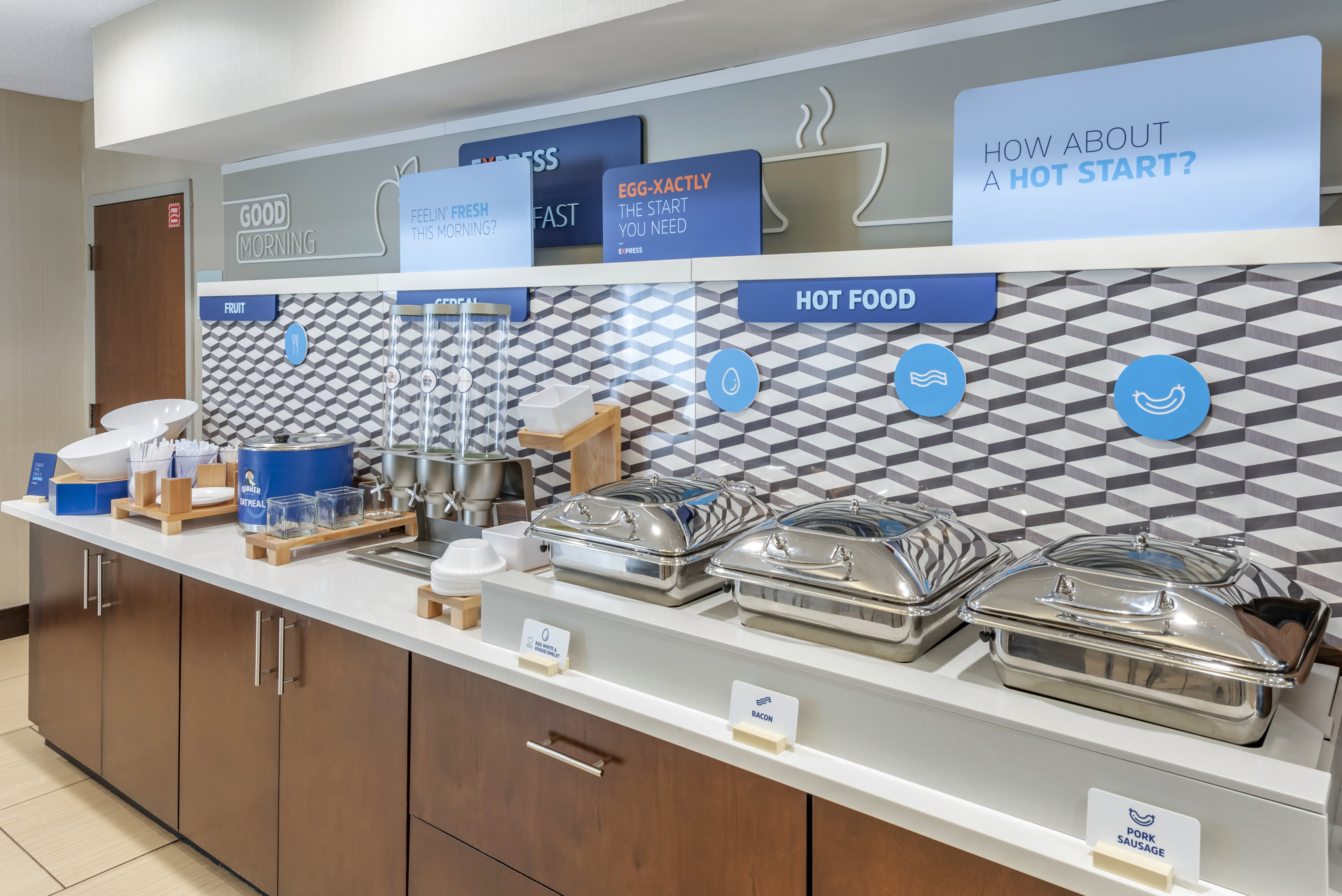 Holiday Inn Express Hotel & Suites Cincinnati-Blue Ash 72/72
