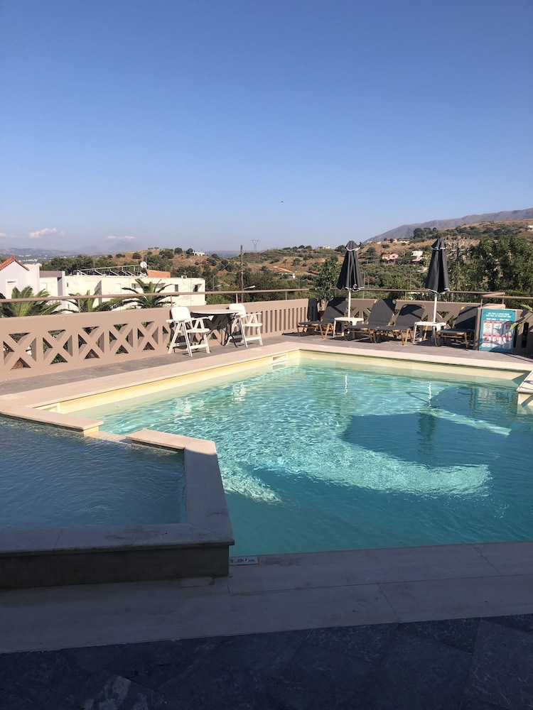 Labyrinth Hotel 9/50