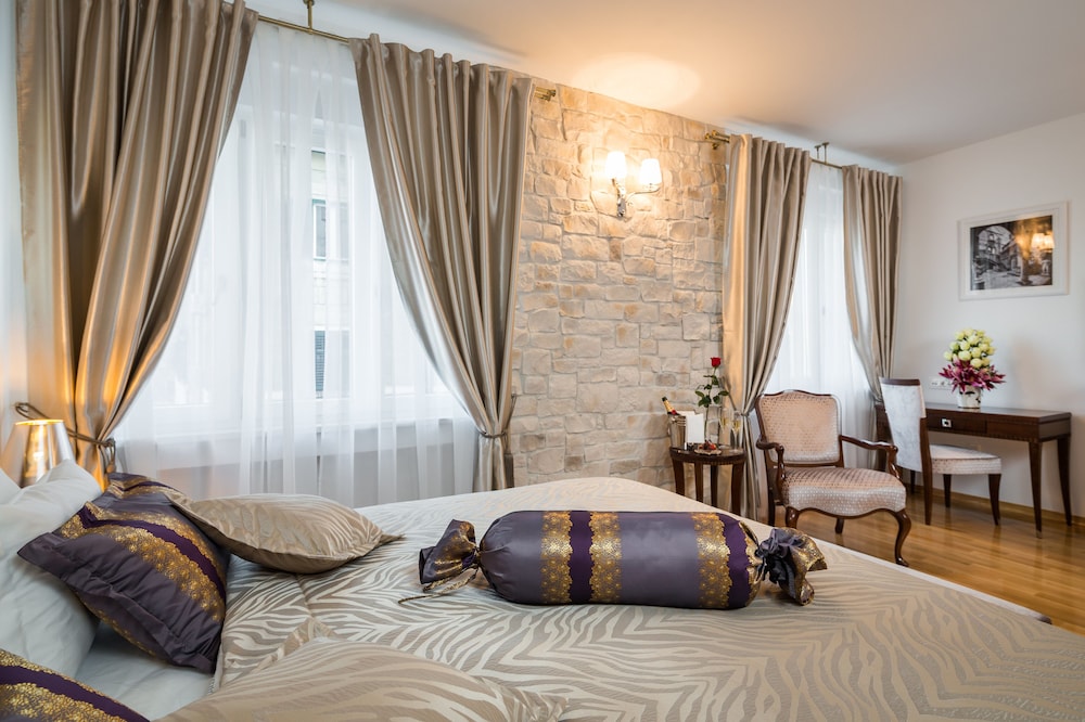 Room, Double or Twin Bed