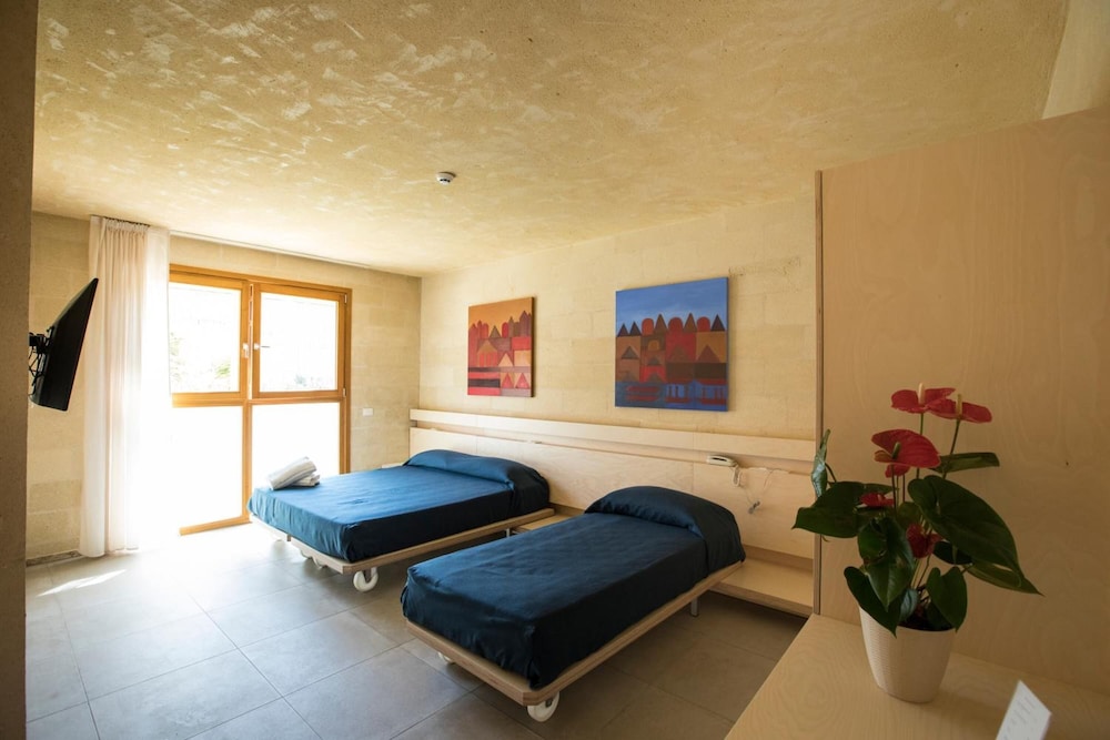 CAVE BIANCHE HOTEL 24/45