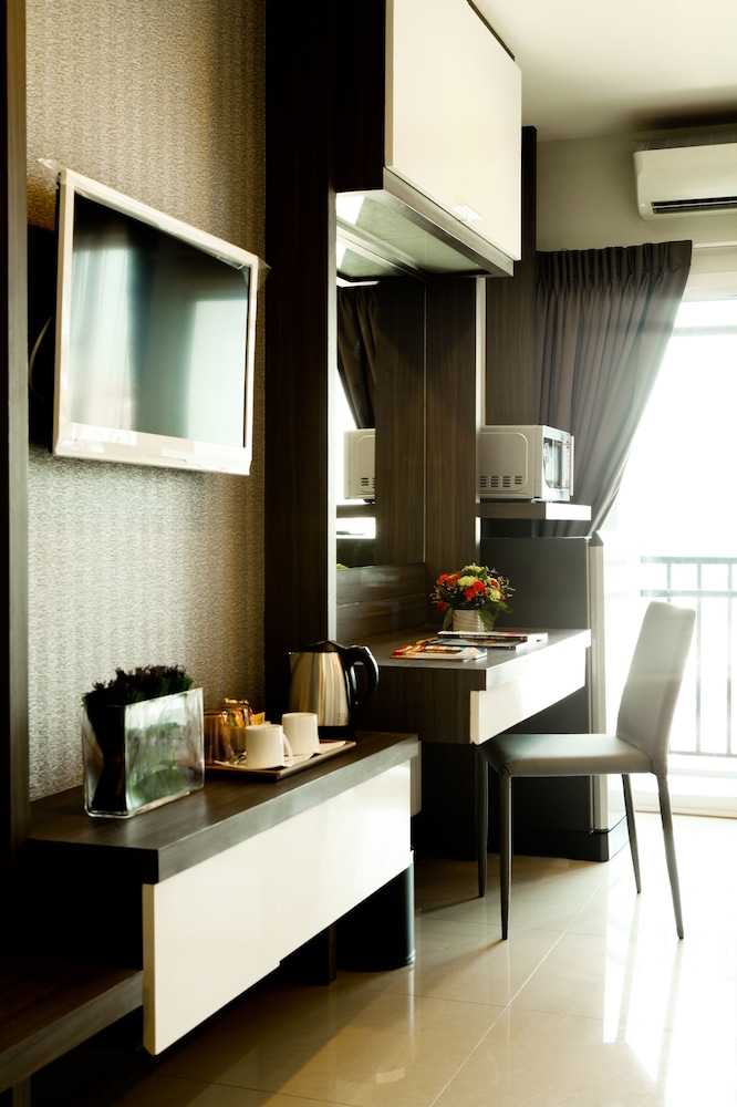 Crystal Suites Suvarnabhumi Airport 52/63