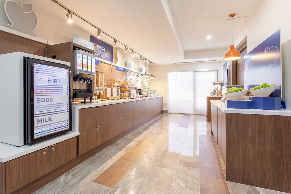 Holiday Inn Express & Suites Mississauga-Toronto Southwest, an IHG Hotel 8/71