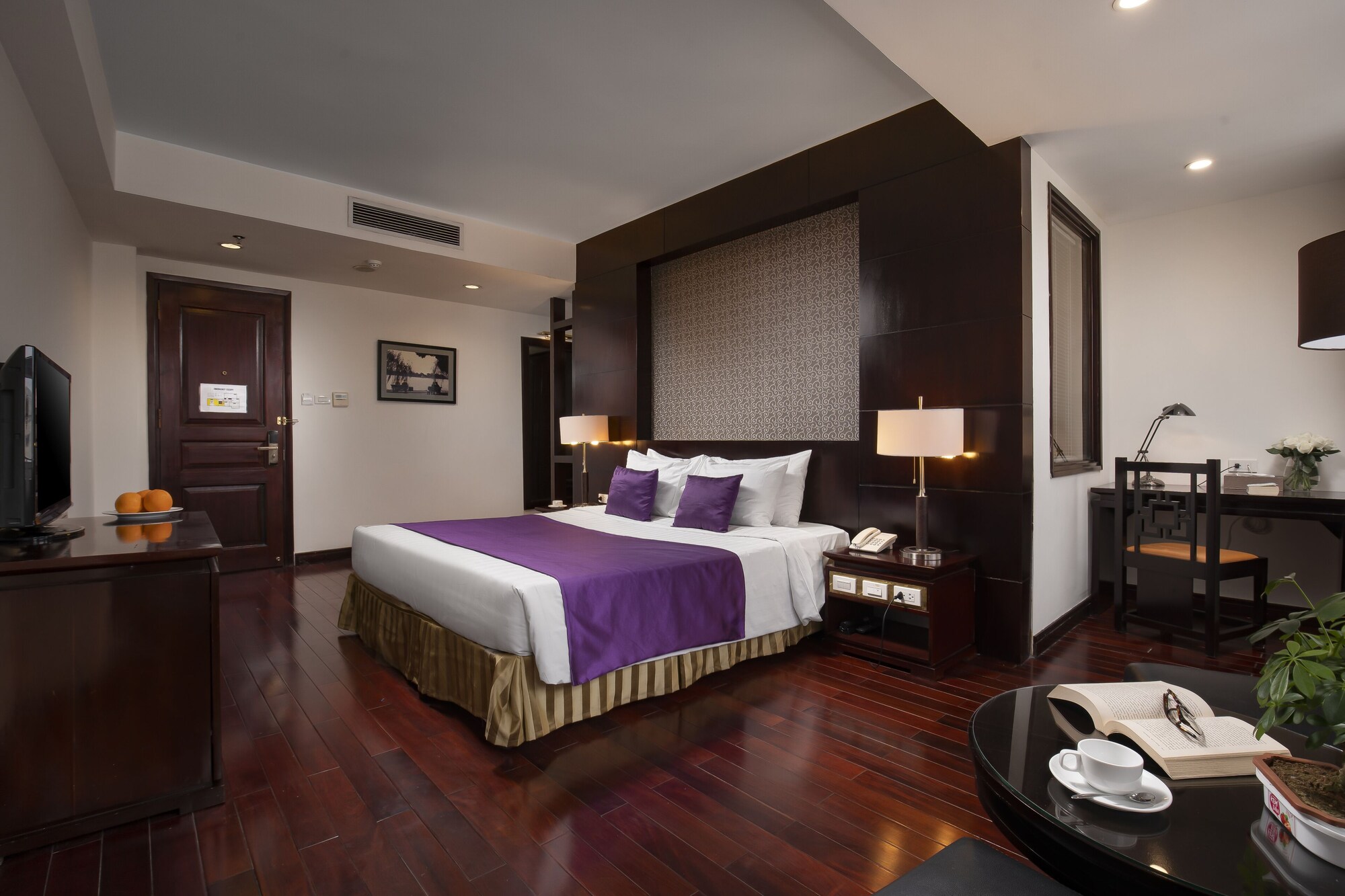 SUITE, BATHTUB