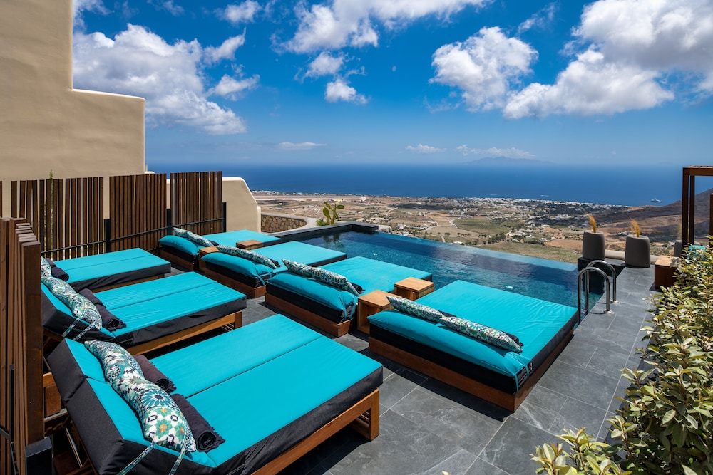 Skyfall Suites 46/79