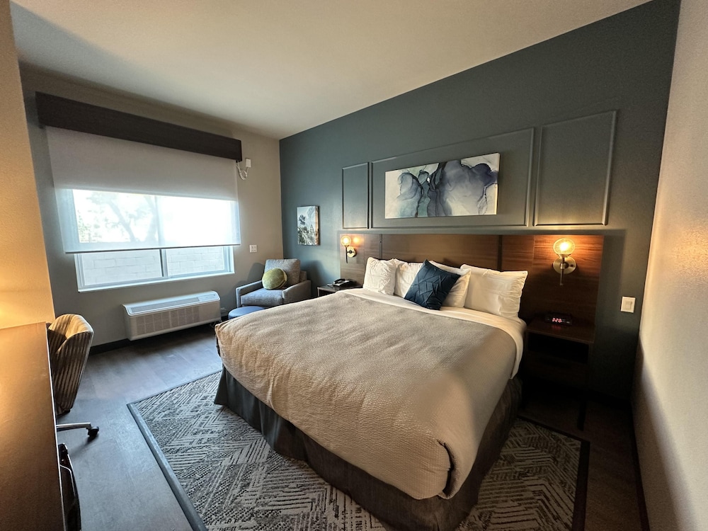 Best Western Plus Rialto 10/43