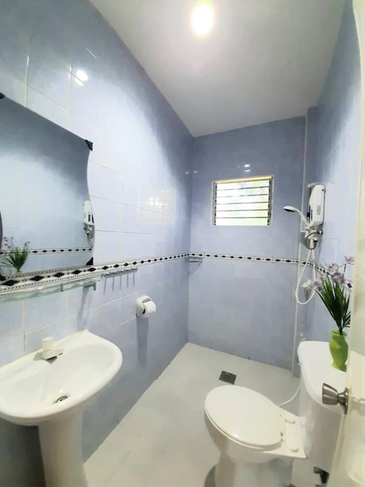 Conrada's Place Hotel And Resort 38/67