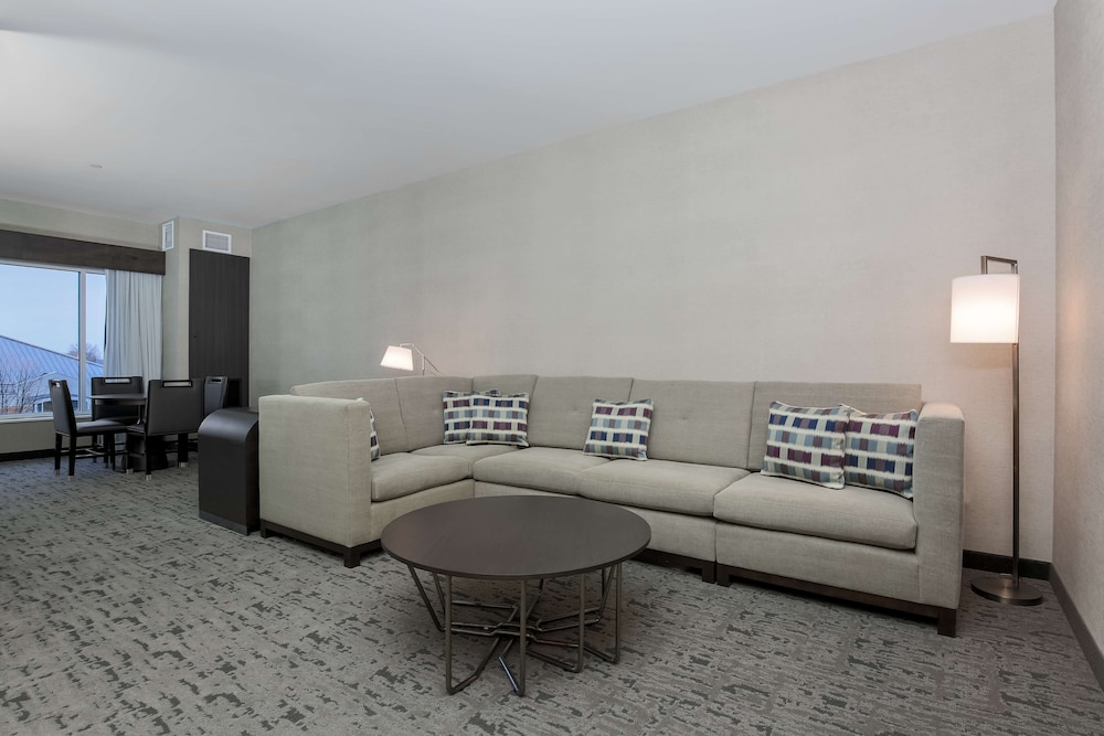 DOUBLETREE BY HILTON EVANSVILLE 39/74