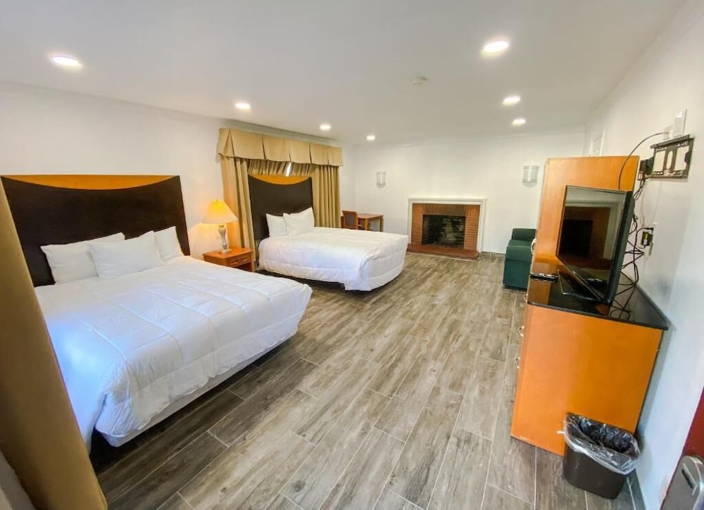 DELUXE, 2 QUEEN BEDS, SOFA