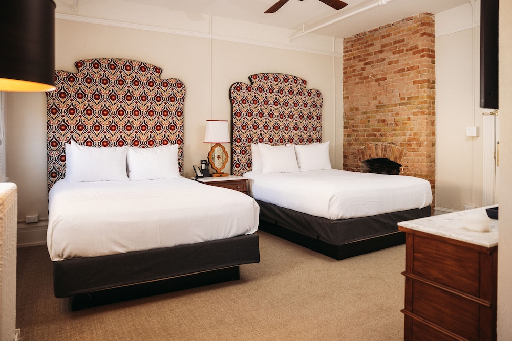 JUNIOR SUITE, 2 QUEEN BEDS