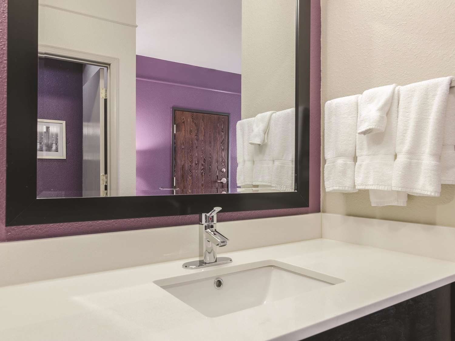 La Quinta Inn and Suites by Wyndham Kansas City Airport 32/34