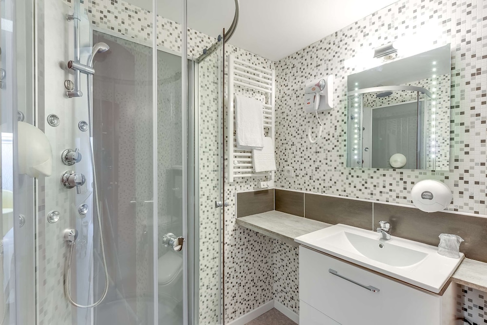 Brit Hotel Confort Thouars 12/48