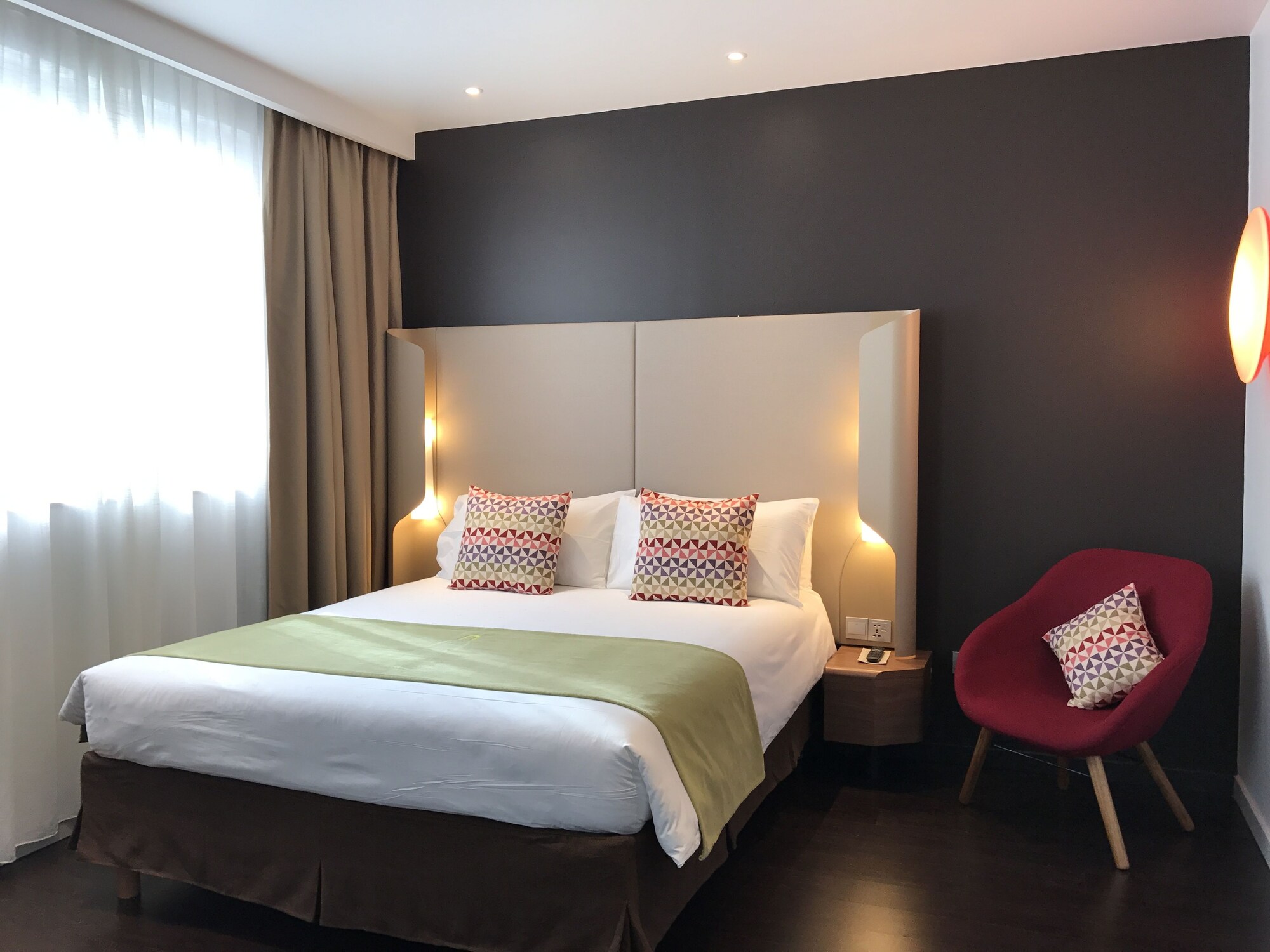 Standard, Queen Bed