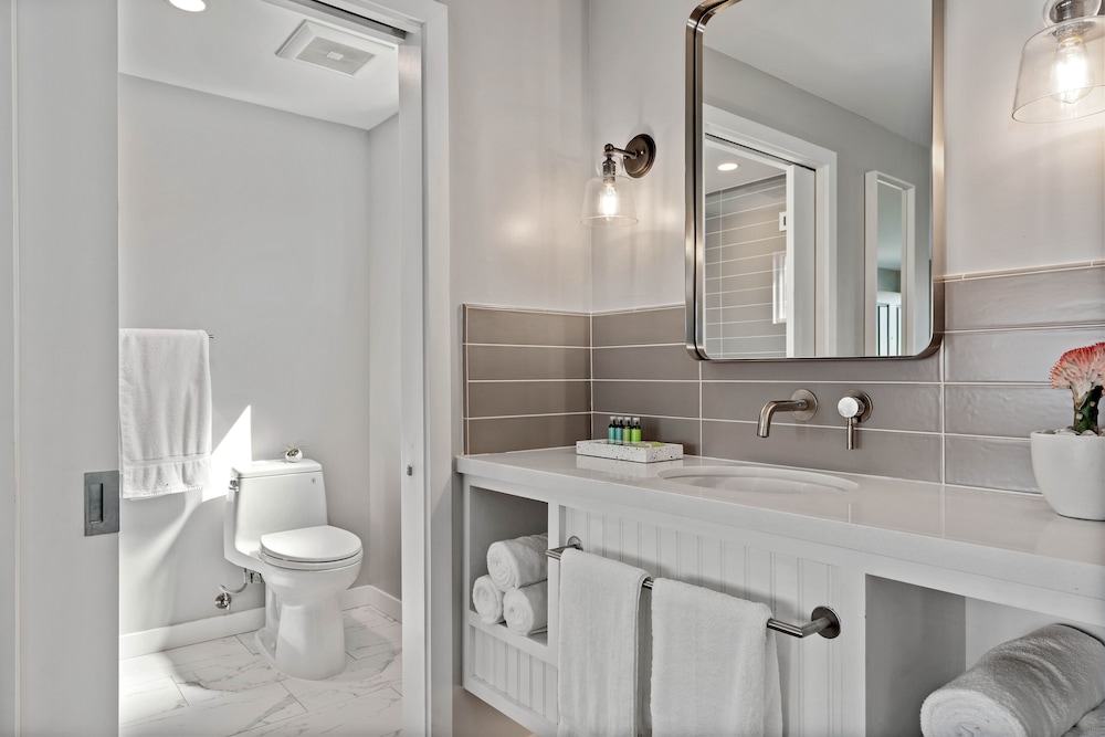 غرفة بسرير كينج بإطلالة على البحر بشرفة، Sea Sprite Hotel 5/8