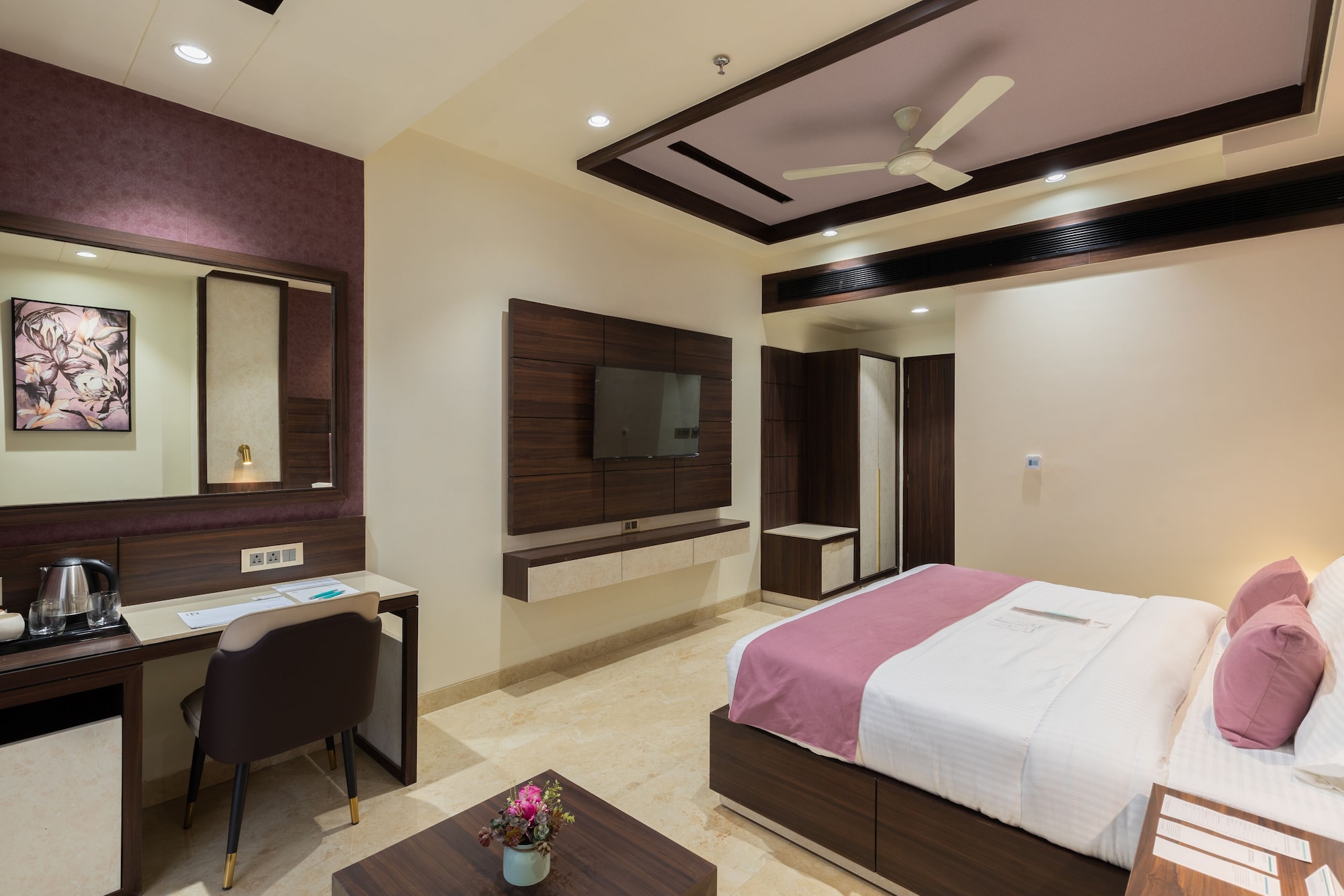 غرفة ديلوكس بسرير كينج، Royal Rawal - Luxury Boutique Hotel 2/4