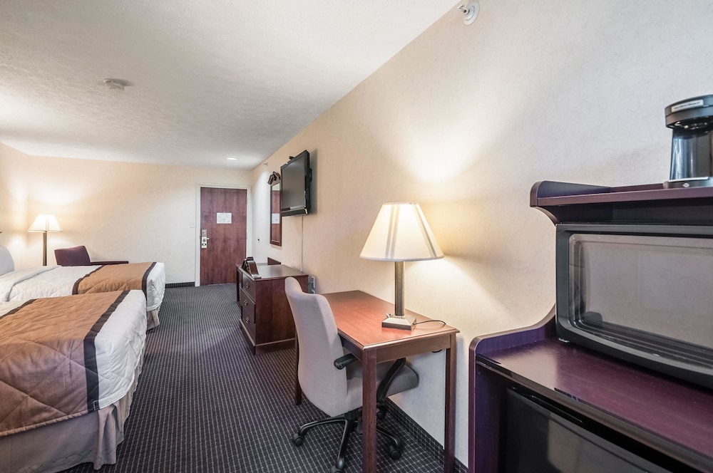 Rodeway Inn and Suites Charles Town WV 31/45