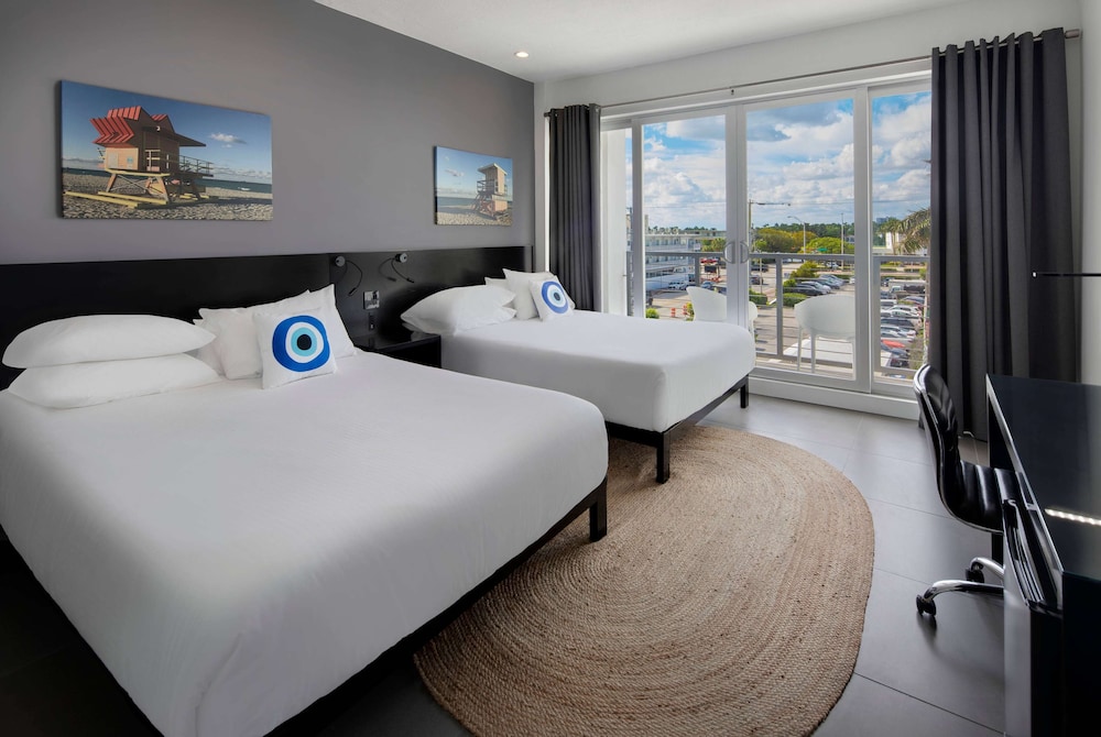 DELUXE, SUITE, 2 QUEEN BEDS, CITY VIEW, BALCONY
