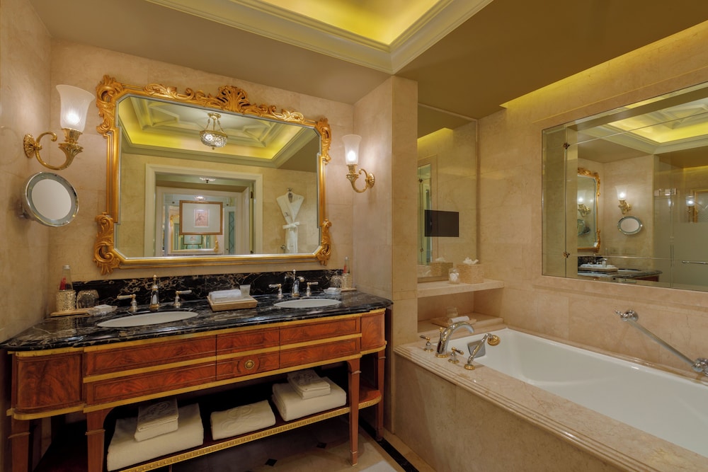The Leela Palace New Delhi 72/74