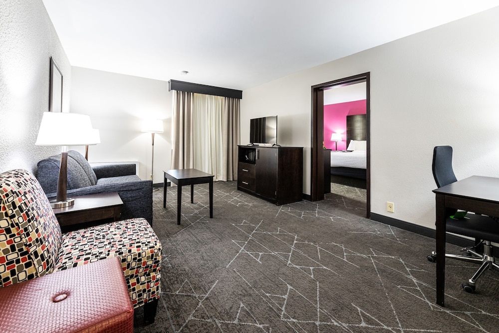 La Quinta Inn & Suites by Wyndham Dallas I-35 Walnut Hill Ln 35/46