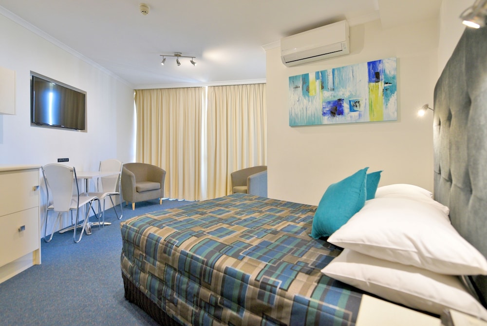 Atlantic Tower Motor Inn 6/45