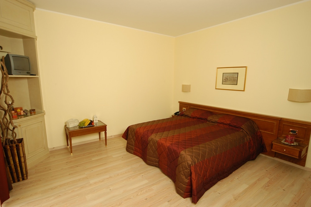 Hotel Valentino 18/50