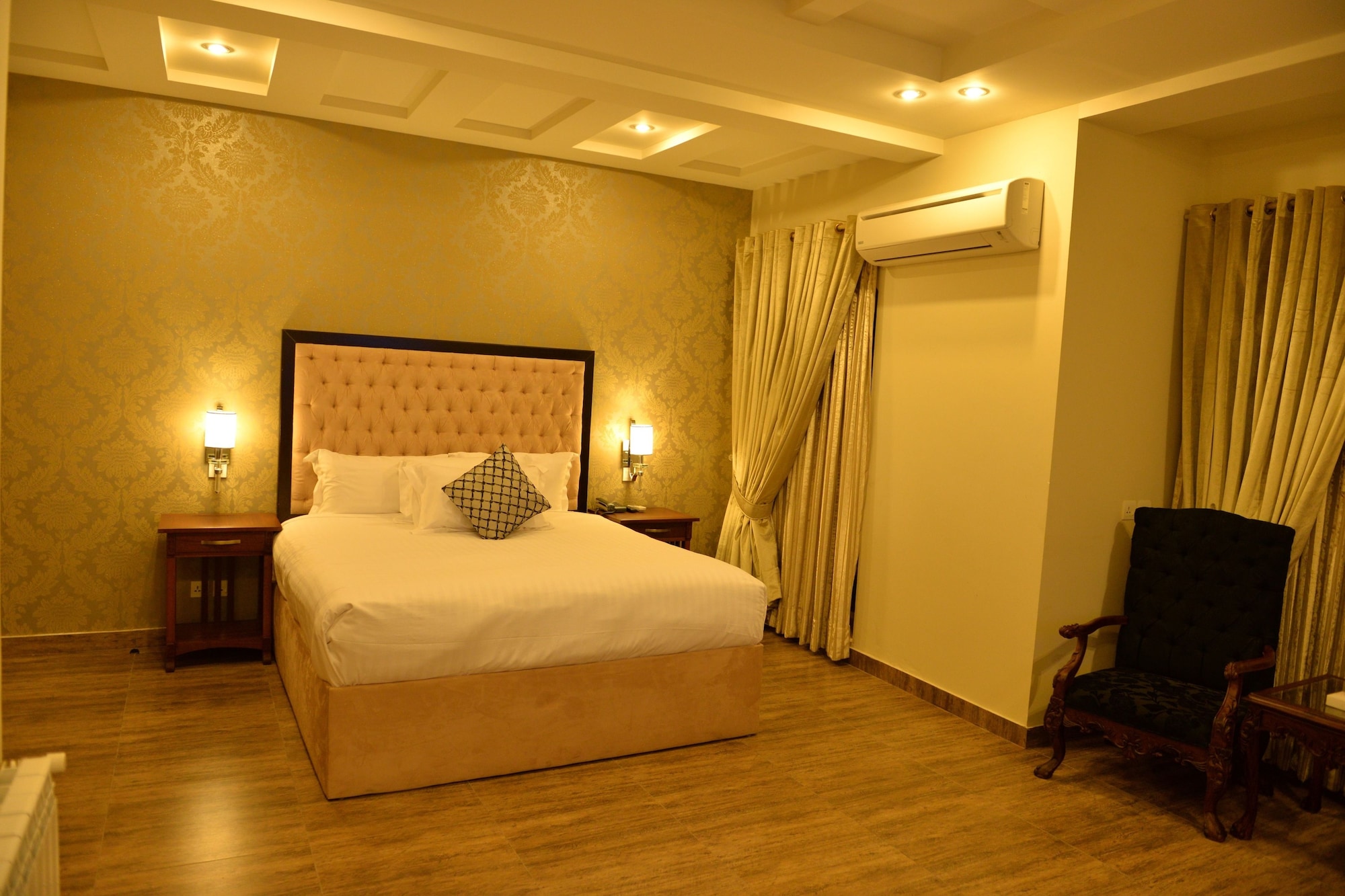 ROOM, DOUBLE BED