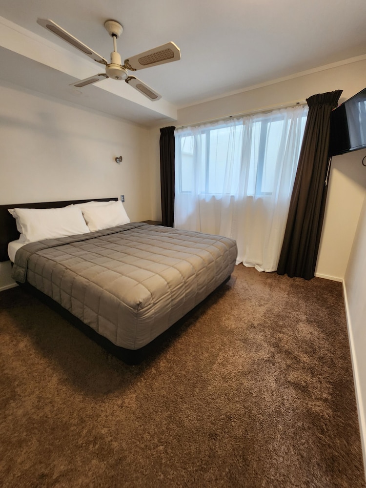 جناح أساسي بسرير كوين لذوي الإعاقة، Aquarius Motor Inn 2/3