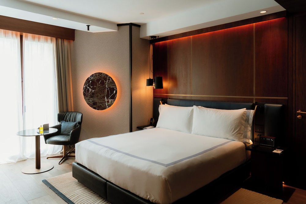 ROOM, KING BED, BALCONY
