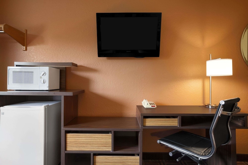 Super 8 by Wyndham Fairview Heights-St. Louis 21/25