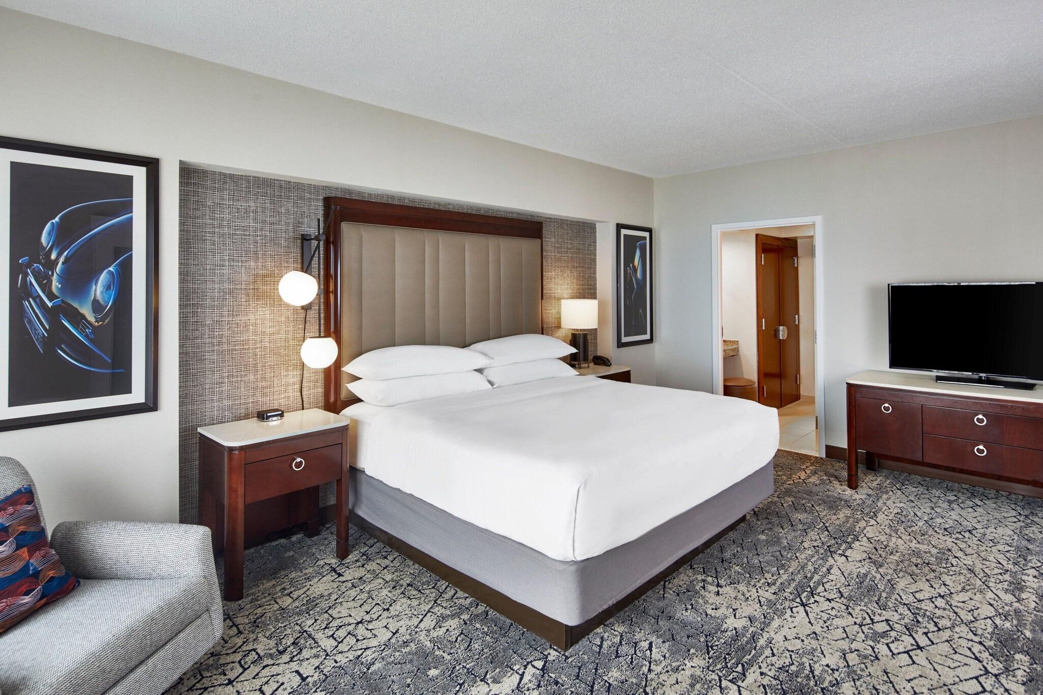 غرفة تنفيذية بسرير كينج، Sheraton Indianapolis Hotel at Keystone Crossing 2/4