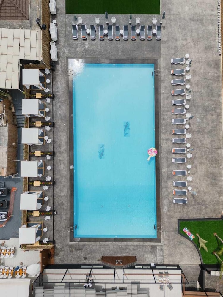 Middle Beach Hotel 32/49