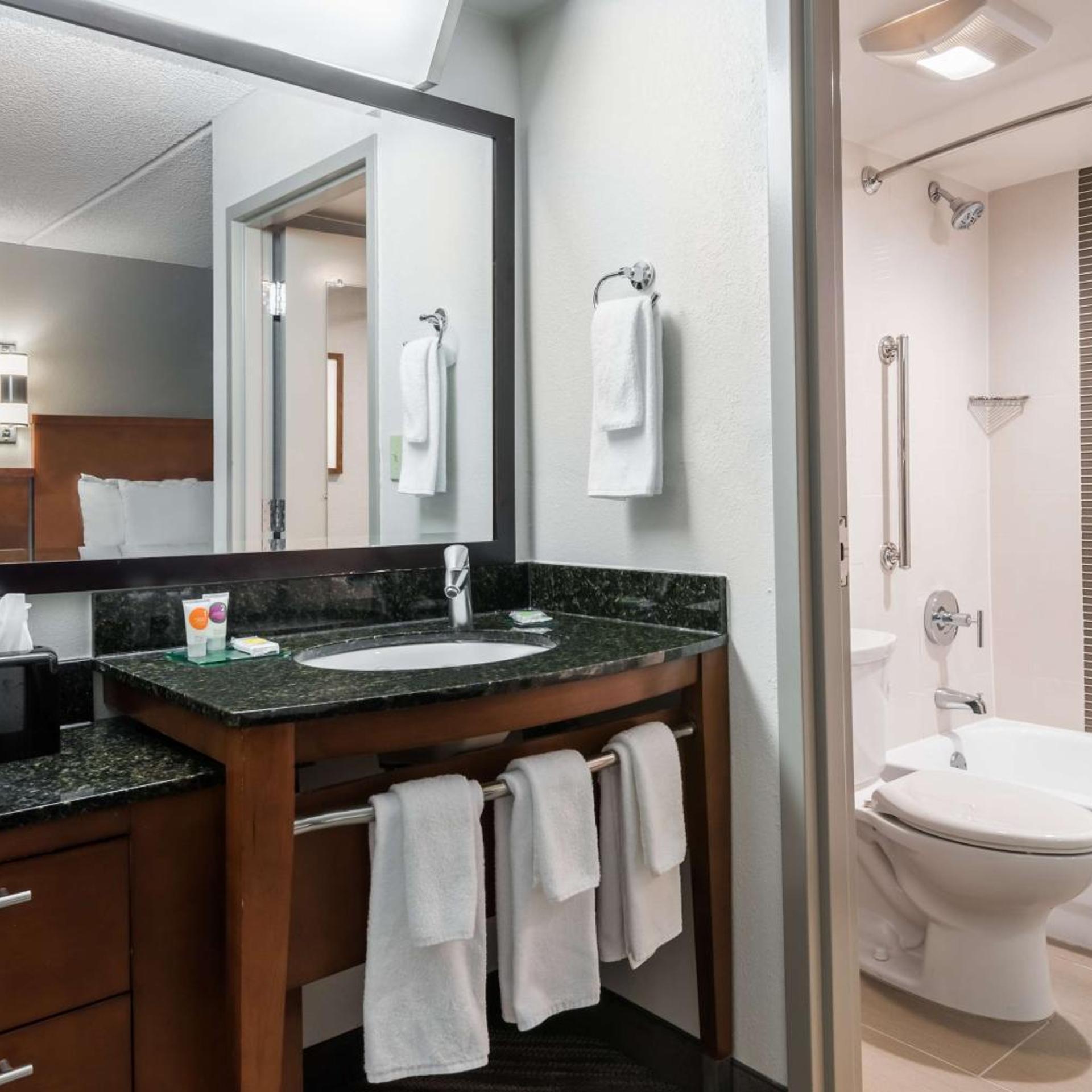 غرفة بسريرين مزدوجين مع أريكة في طابق مرتفع، Hyatt Place Atlanta Duluth Johns Creek 4/5
