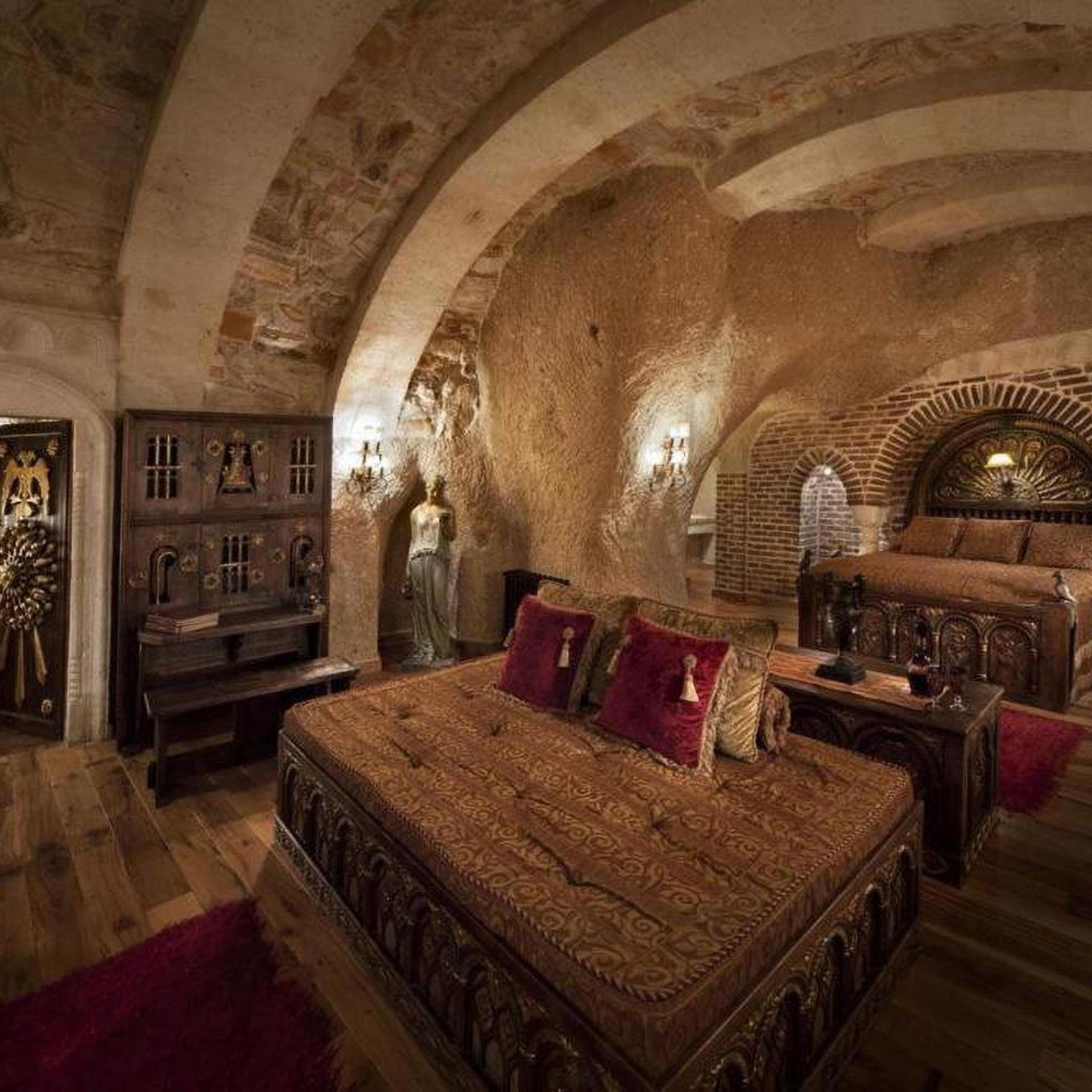 جناح بسرير كينج، Sacred House 3/3