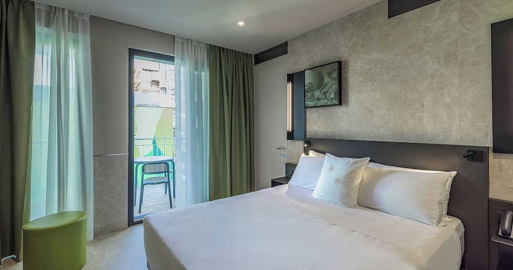 DELUXE, QUEEN BED, COURTYARD VIEW, BALCONY
