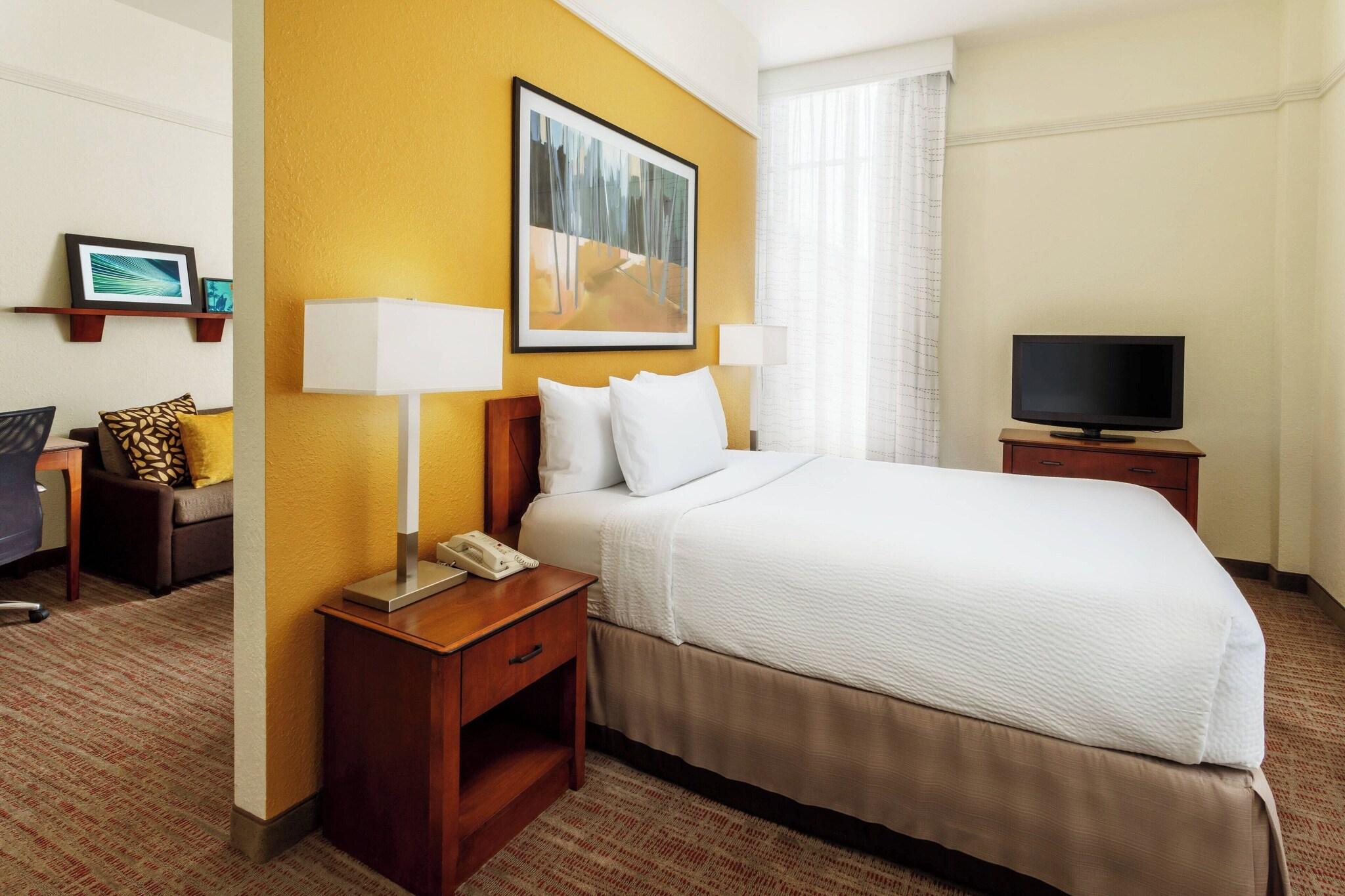 Studio, Queen Bed