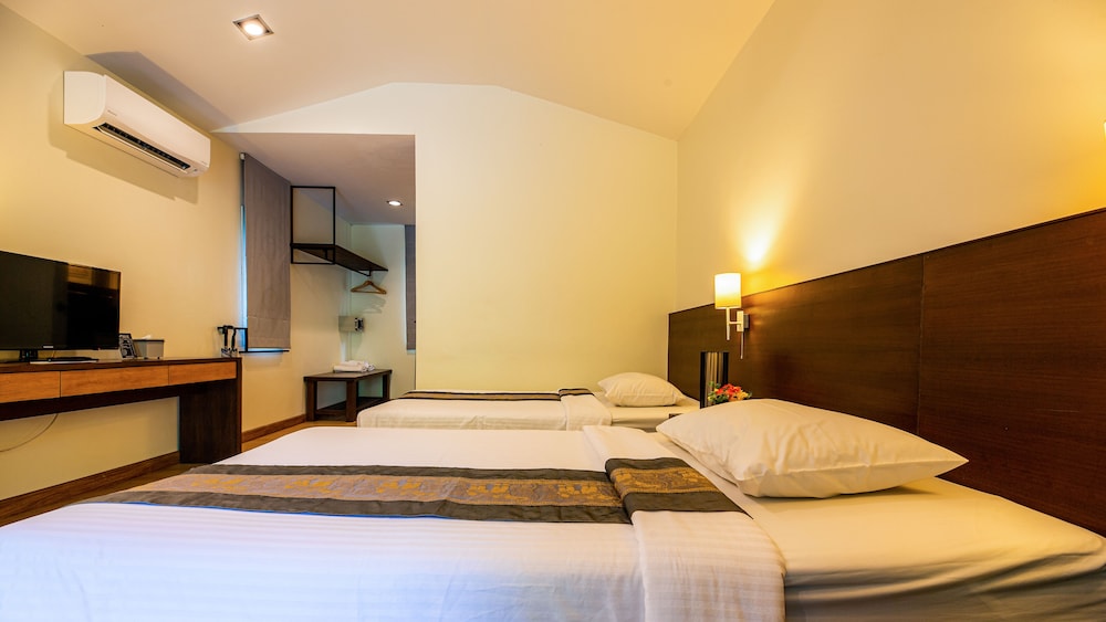 Baan Klang Aow Beach Resort 11/66