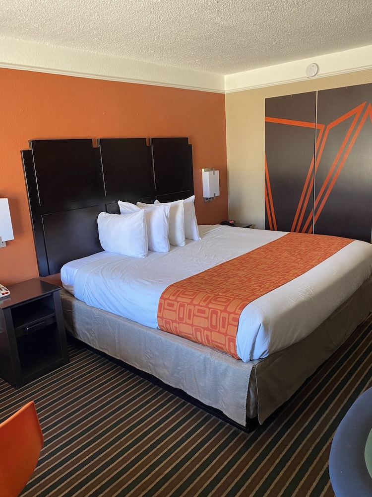 Howard Johnson by Wyndham Historic Lake Charles 23/44