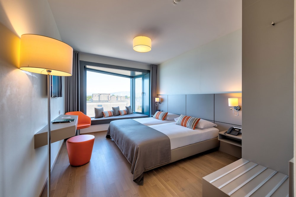 Lake Geneva Hotel 17/37