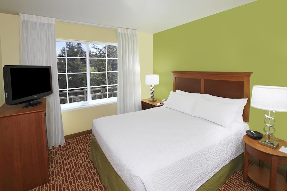Studio, Queen Bed, Sofa