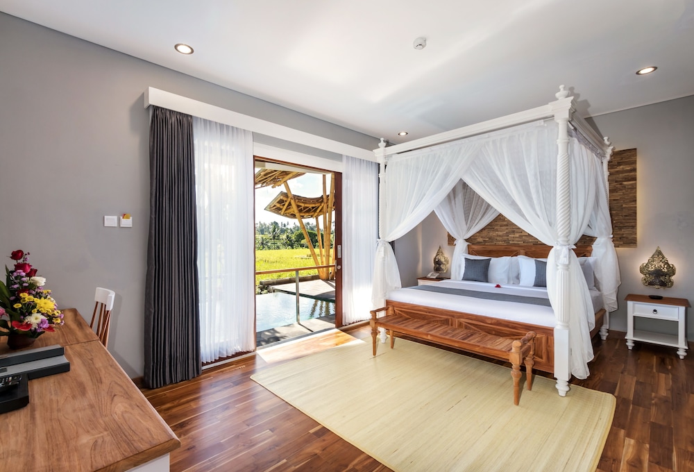 SUITE, KING BED, POOL SIDE