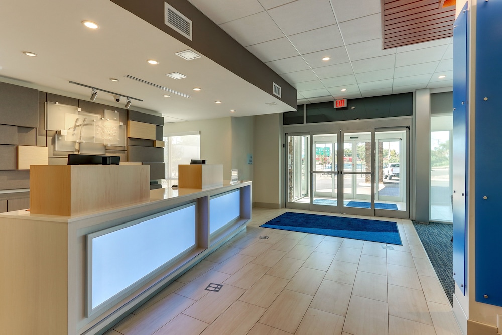 Holiday Inn Express and Suites Roanoke Civic Center 4/34
