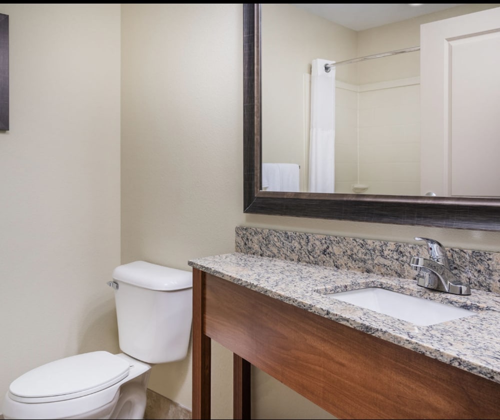 AmericInn by Wyndham Windom 6/22