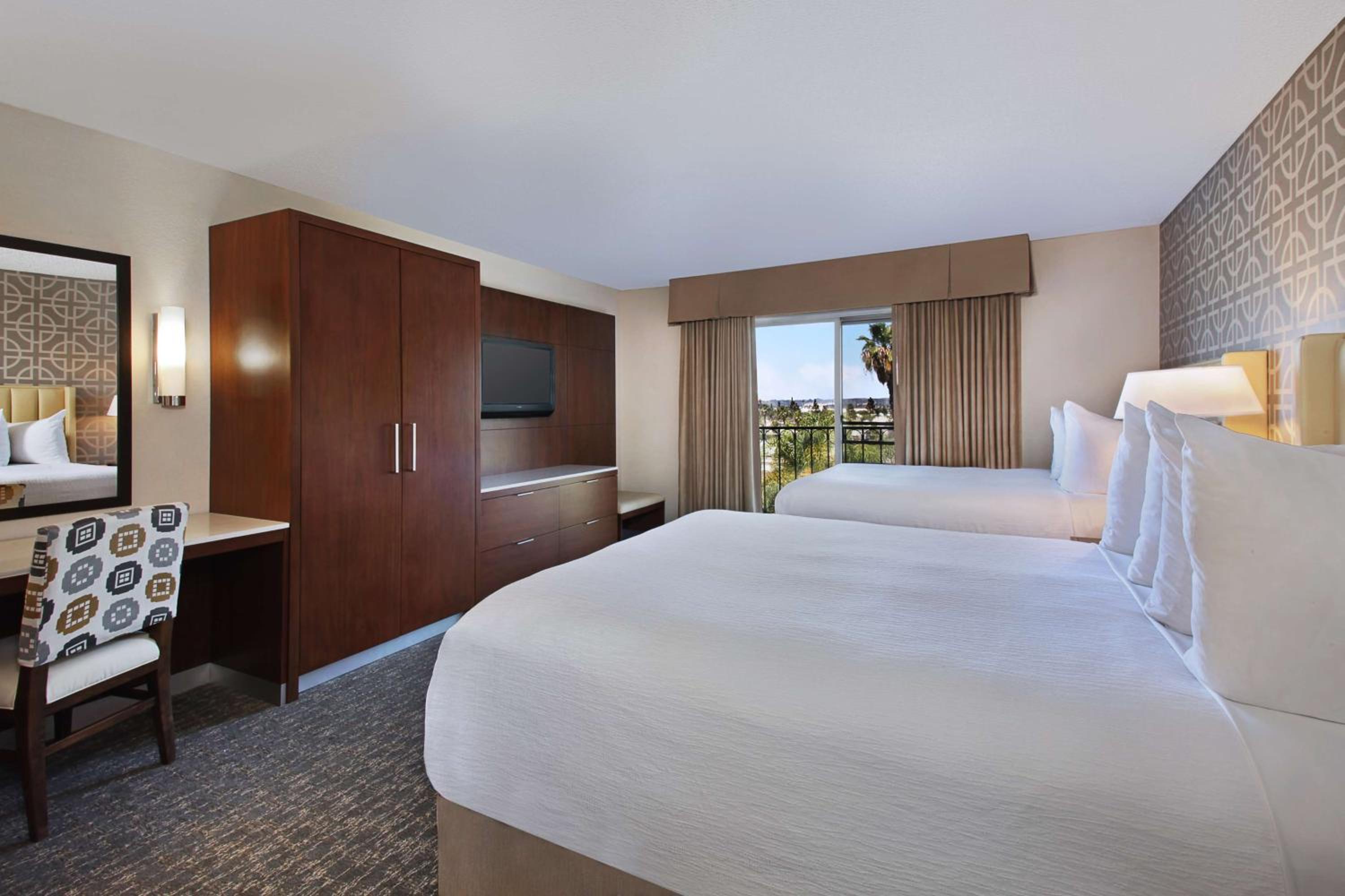 جناح بسريرين كوين مع أريكة، Embassy Suites by Hilton Anaheim North 2/4
