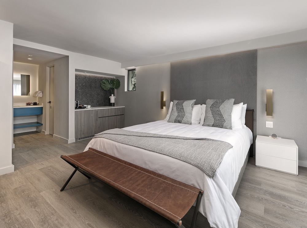 Signature, Pine, King Bed