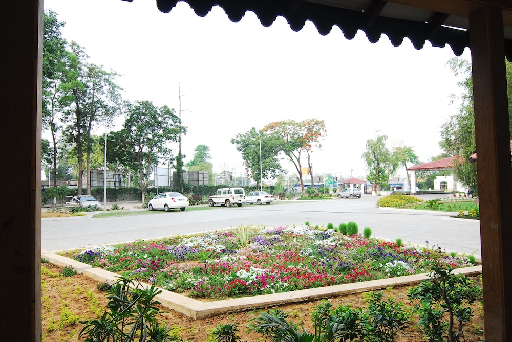 Chanakya Bnr Hotel 21/27