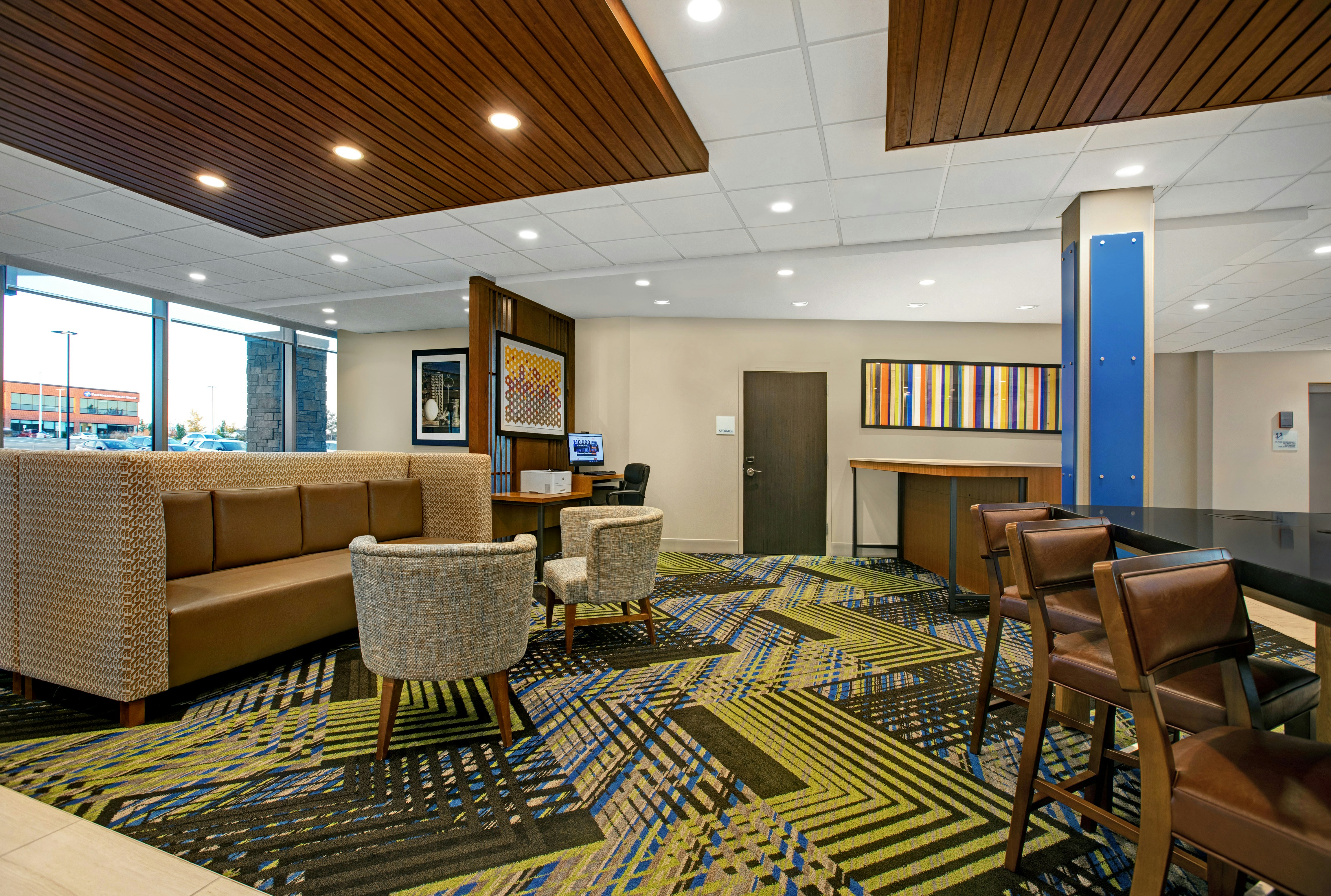 Holiday Inn Express & Suites Milwaukee - Brookfield 43/59