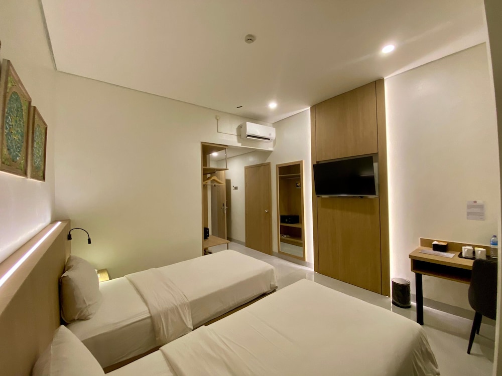 DELUXE, DOUBLE OR TWIN BED