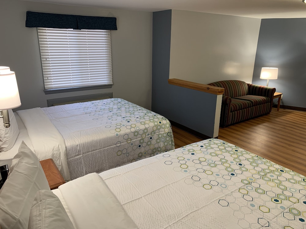Econo Lodge Inn Suites 18/35