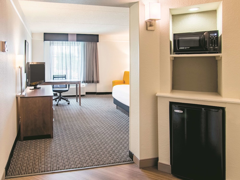 La Quinta Inn & Suites by Wyndham Fort Worth City View 24/48