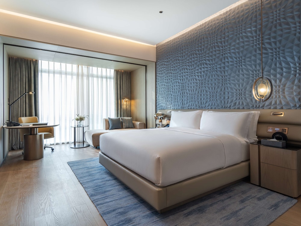 DELUXE, KING BED
