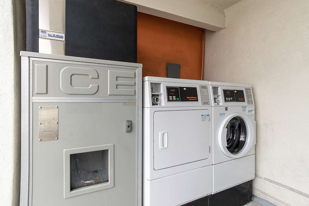 Motel6 Long Beach, CA - International City 8/38